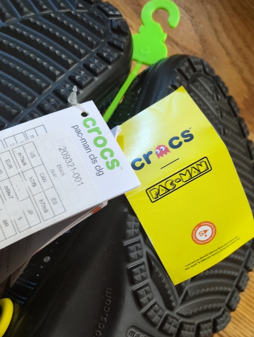 Crocs x Pac-Man Classic Clog Mens 7 Womens Size 9 - Picture 13 of 14
